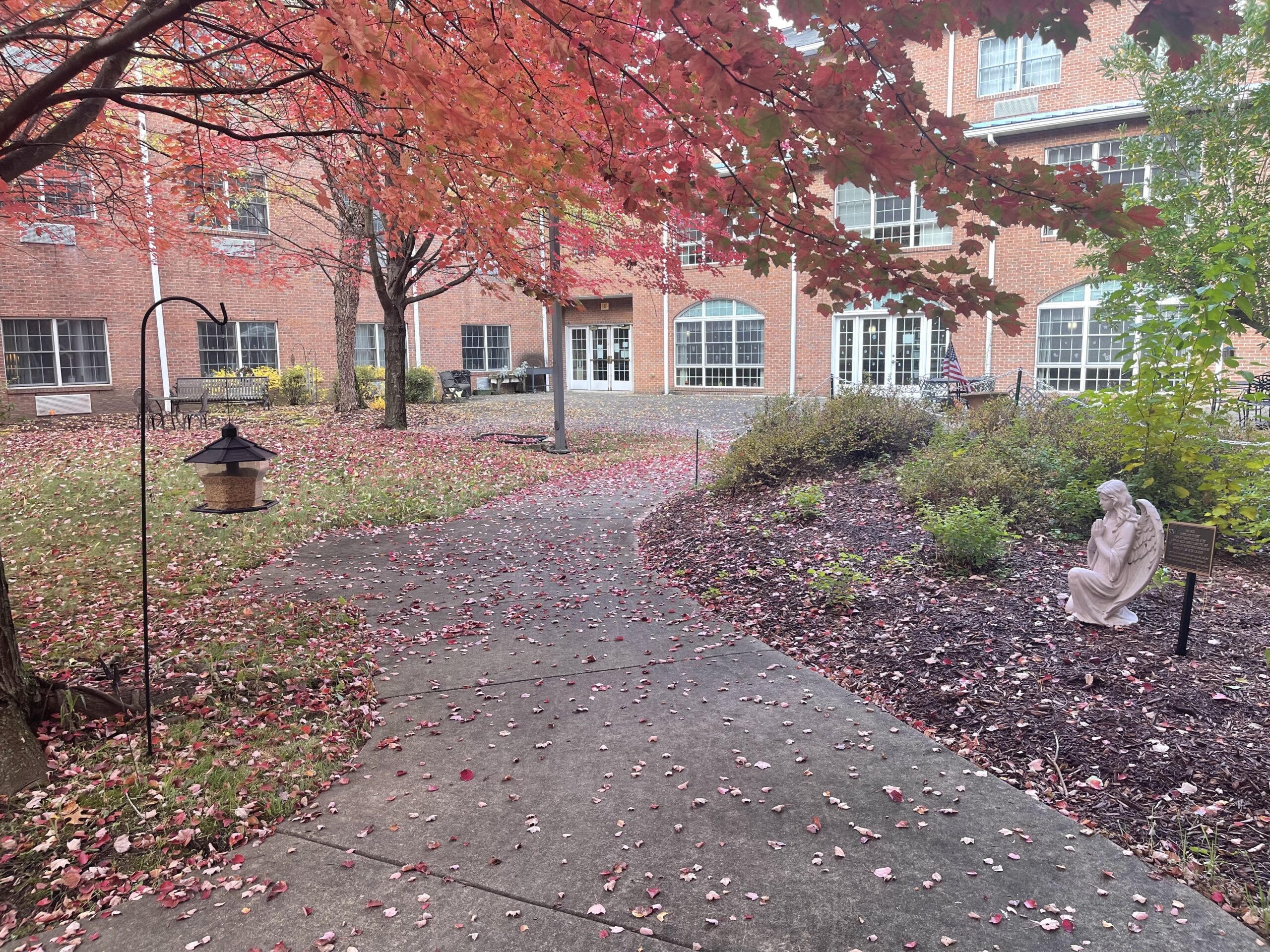 The courtyard area in Concordia at Cabot's personal care room.